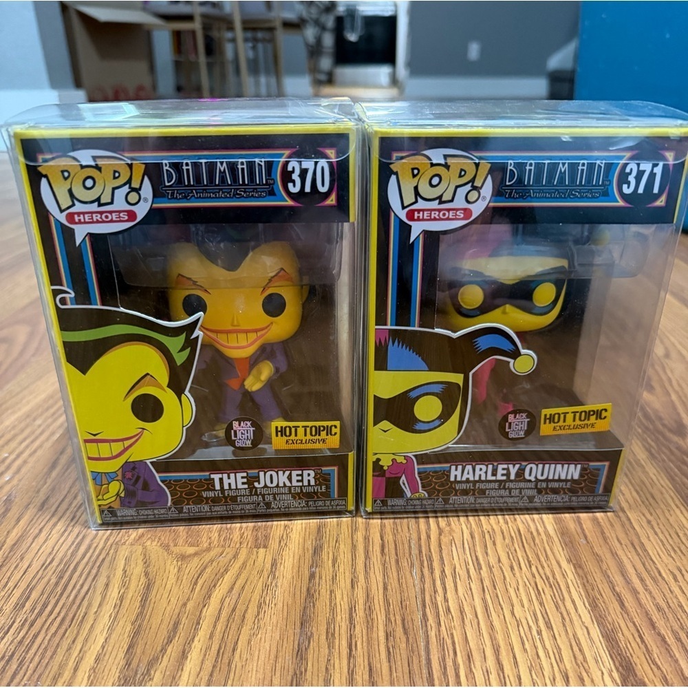NEW Funko Pop! Black Light GlowJoker #370 Harley Quinn #371 Protective Cases